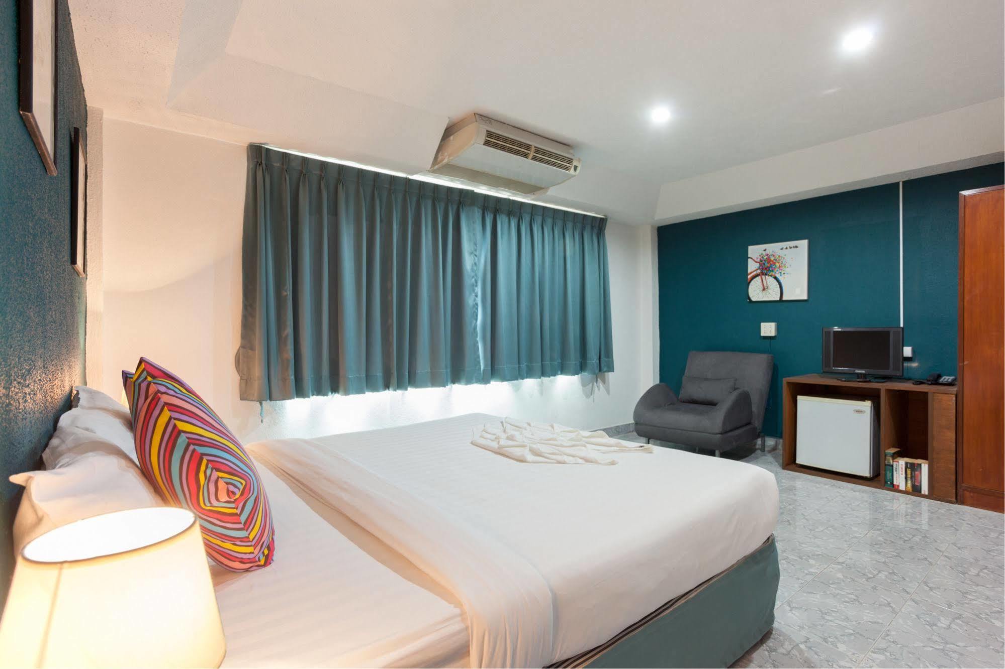 Готель Simple Boutique Seabreeze Patong Екстер'єр фото